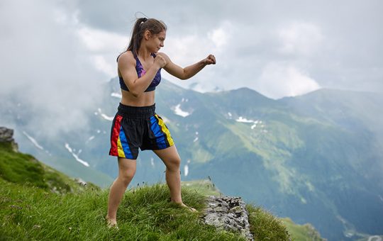 femme dans les montagnes qui fait de la boxe photo pour le blog santé sport de CapRol