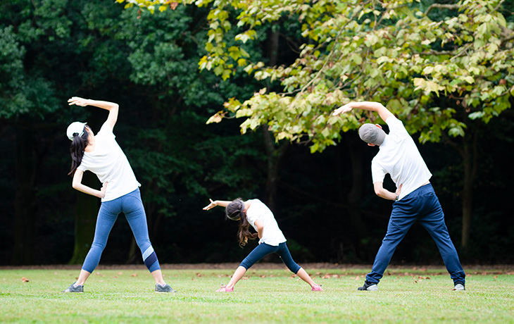 photo de deux parents et leur fille faisant du sport illustrant l'article "Pour leur avenir incitons nos enfants à faire du sport" du blog santé sport de CapRol