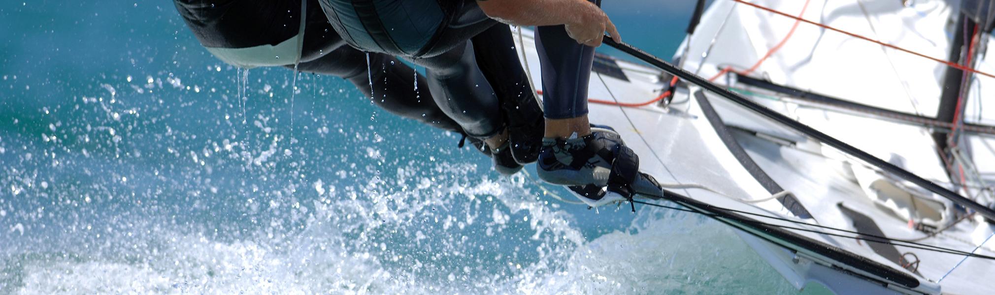 Homme sur un bateau représentant les sports d'eau dans l'agenda sportif de CapRol