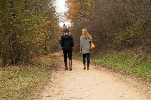 Deux femmes marchant dans la nature pour illustrer les consultations de psychologie présentées dans le blog santé sport de CapRol